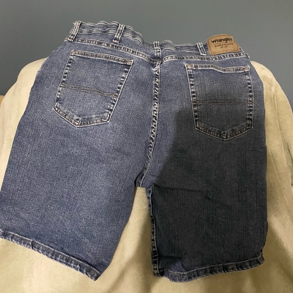 Men’s Wrangler shorts like new - Picture 2 of 3
